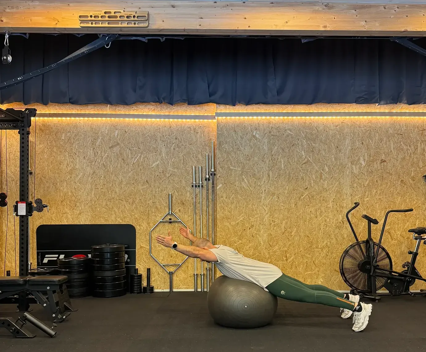 Person utför en rygg- och sätesövning på pilatesboll