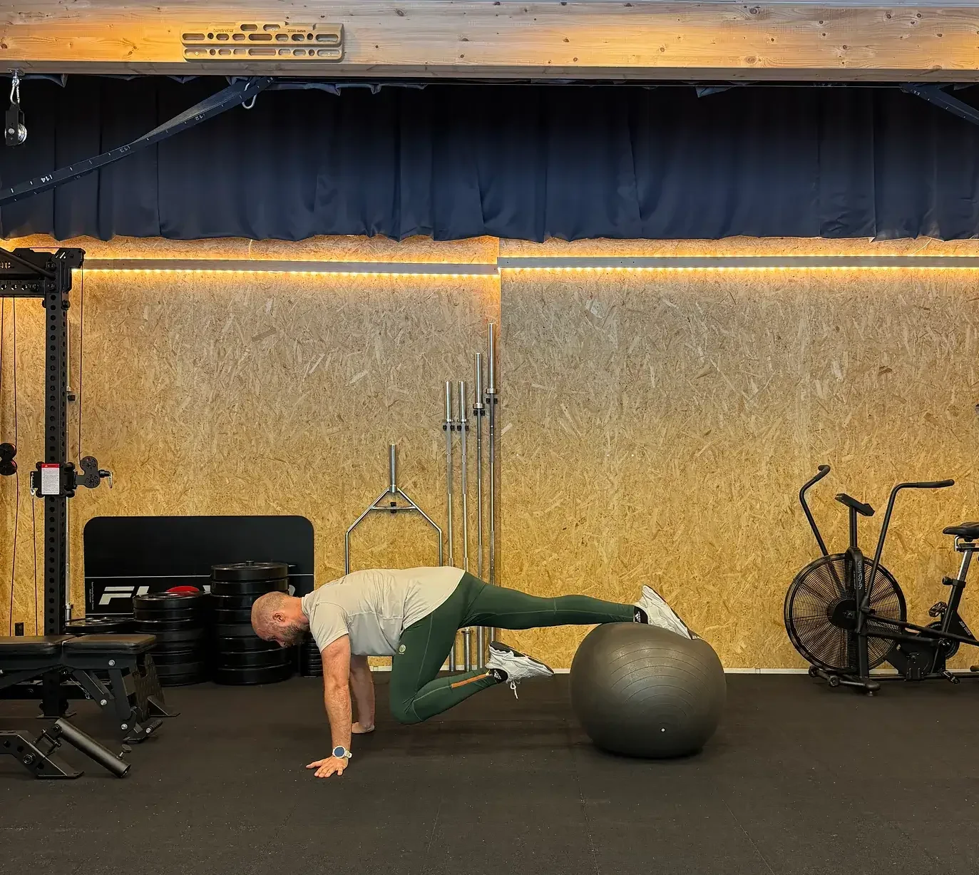 Person utför en bålstabiliserande övning på pilatesboll